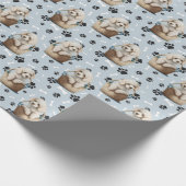 Schattigee Poedel Puppy in Basket Paw Print Cadeaupapier (Hoek)