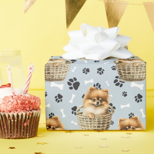 Schattigee Pomeranian Puppy in Basket Paw Print Cadeaupapier (Verjaardagsfeest)