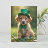 Schattigee puppy met St. Patrick's outfit, shamroc Feestdagenkaart (Staand voorkant)
