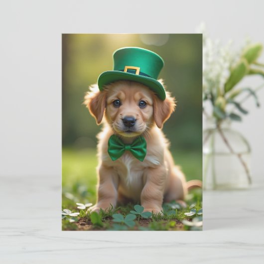 Schattigee puppy met St. Patrick's outfit, shamroc Feestdagenkaart (Staand voorkant)