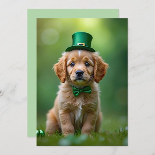 Schattigee puppy met St. Patrick's outfit, shamroc Feestdagenkaart (Voorkant / Achterkant)