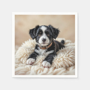 Schattigee puppy op een bontkussen servet