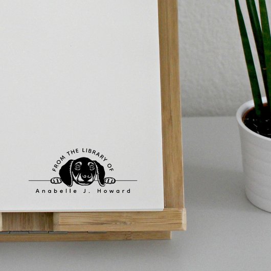 Schattigee puppy uit de bibliotheek met aangepaste 	rubberstempel