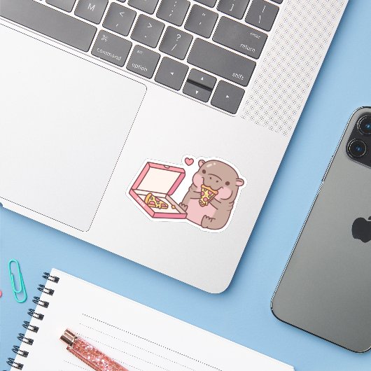 Schattigee Pygmee Hippo houdt van pizza eten Sticker (Laptop met iPhone)