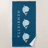 Schattigee regenboog narwal gepersonaliseerde naam strandlaken (Voorkant)