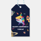 Schattigee regenboog Shark Galaxy Rocket verjaarda Cadeaulabel (Achterkant)