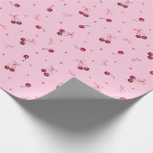 Schattigee rode kersen harten bogen op roze cadeaupapier (Hoek)