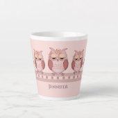 Schattigee roze uilen en aangepaste naam latte mok (Voorkant)