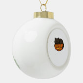 Schattigee Sleepy Black Cat op een pompoen Hallowe Keramische Bal Ornament (Links)