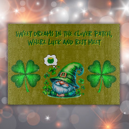 Schattigee St Patrick's Gnome Slapen op olijf | Snijplank