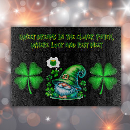 Schattigee St Patrick's Gnome Slapen op zwart | Snijplank