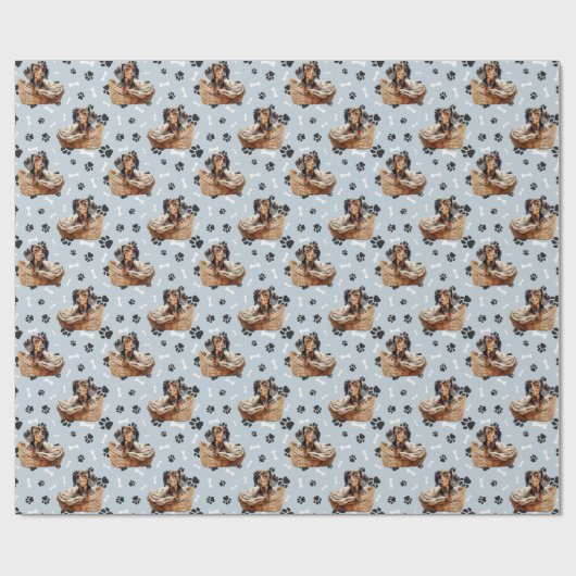 Schattigee Teckel Puppy in Basket Paw Print Cadeaupapier (Vlak)