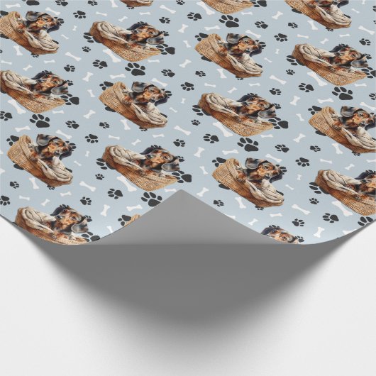 Schattigee Teckel Puppy in Basket Paw Print Cadeaupapier (Hoek)