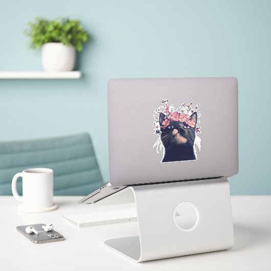 Schattigee Tuxedo Kat en Bloemen Sticker (Laptop op bureau)