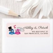 Schattigee uilenbruid in parasol en bruidegom in t etiket (Insitu)