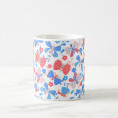 Schattigee vlinder in een bloementuin in rood en b koffiemok (Center)