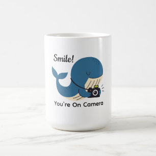 Schattigee walvis met camera koffiemok