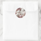 Schattigee witte kitten napping in garen ronde sticker (Tas)