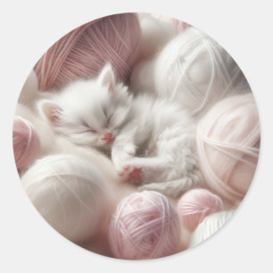 Schattigee witte kitten napping in garen ronde sticker