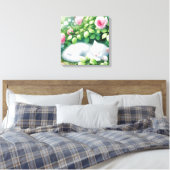 Schattigee witte kitten napping onder rozenstruik canvas afdruk (Insitu (Slaapkamer))