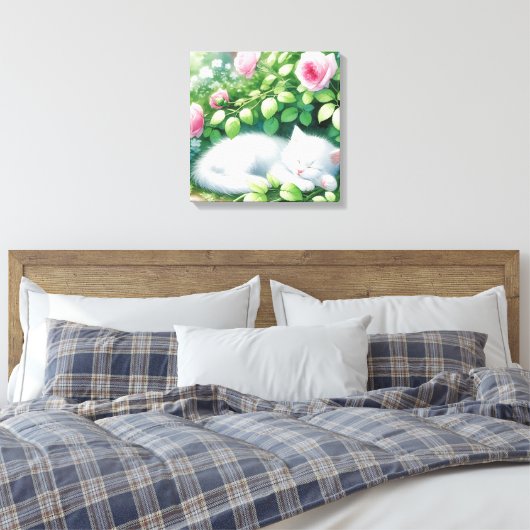 Schattigee witte kitten napping onder rozenstruik canvas afdruk (Insitu (Slaapkamer))