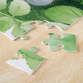 Schattigee witte kitten napping onder rozenstruik legpuzzel (Zijkant)