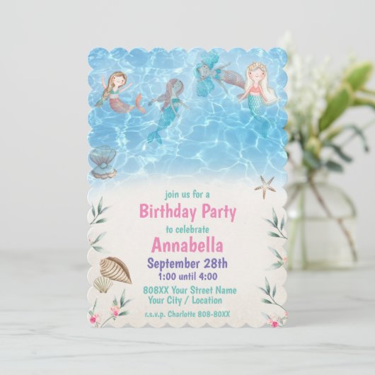 Schattigee zeemeerminnen zwemmen op het strand kaart (Staand voorkant)