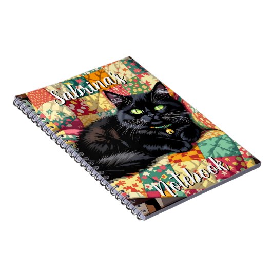 Schattigee zwarte kat op schommelstoel gepersonali notitieboek (Rechterzijde)