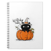 Schattigee zwarte poes in pompoen met heks pet Cla Notitieboek (Voorkant)