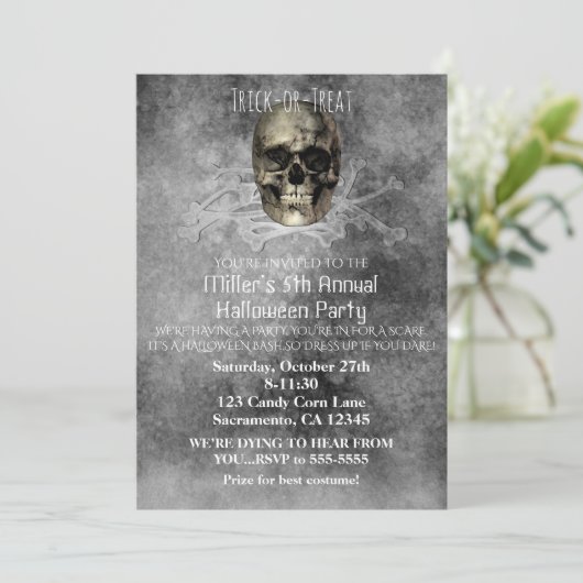 Schedel & een stapel botten Halloween-feest uitnod Kaart (Staand voorkant)