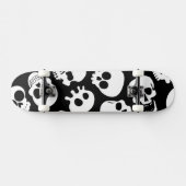 Schedels in zwart achtergrondpatroon skateboard (Horizontaal)