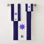 Scheepswiel en monogram op blauw & wit bad handdoek (Insitu)