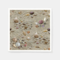 Schelpjes genesteld in het zand op het strand