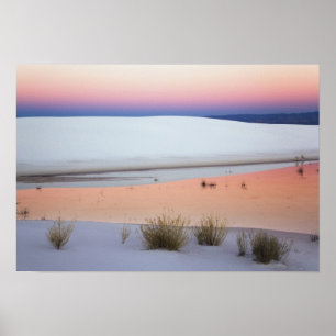Schemerige lucht weerspiegeld in waterplas van poster