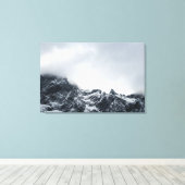 Scherpe randen van bergen en zachte wolken canvas afdruk (Insitu (Houten vloer))