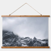 Scherpe randen van bergen en zachte wolken hangend wandkleed (Voorkant)