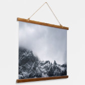 Scherpe randen van bergen en zachte wolken hangend wandkleed (Gebogen)