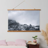 Scherpe randen van bergen en zachte wolken hangend wandkleed (Slaapkamer)