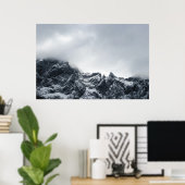 Scherpe randen van bergen en zachte wolken poster (Thuiskantoor)