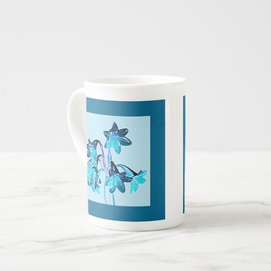 Schets van Daylilies - Cobalt en Sky Blue Porselein Kop (Voorkant links)