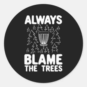 Schijf Golf geeft altijd de schuld aan de bomen Ronde Sticker