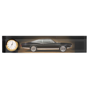 Schijkbord met een Amerikaanse auto met een klok Naambordje