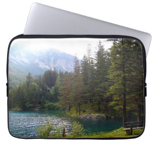 Schilderachtig Alpen Forrest en Lake Photo Laptop Sleeve