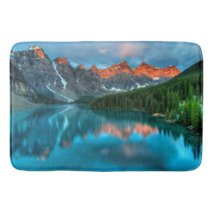 Schilderachtig berg- en meer-landschapsfoto badmat