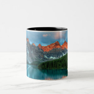 Schilderachtig berg- en meer-landschapsfoto tweekleurige koffiemok