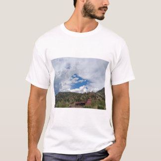 Schilderachtig bergstad landschap met rode gebouwe t-shirt