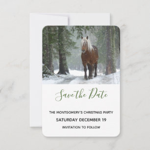 Schilderachtig bruine paarden in een winterbos met save the date