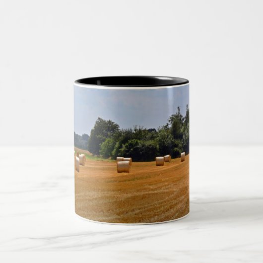 Schilderachtig Hay Bales op het platteland in een  Tweekleurige Koffiemok (Center)