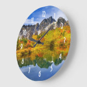Schilderachtig landschap bos en bergen grote klok (Hoek)
