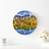 Schilderachtig landschap bos en bergen grote klok (Huis)
